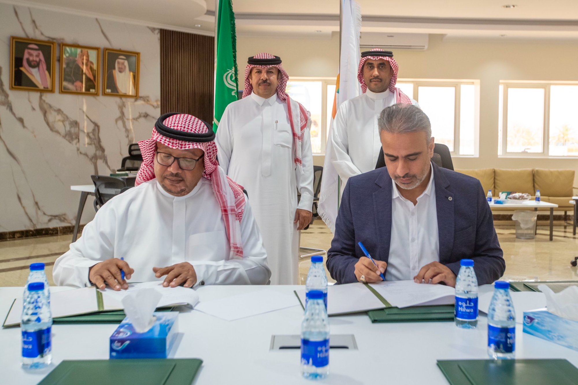 لحظة التوقيع الرسمي للاتفاقية الاستراتيجية بين مركز طمأنينة ومدينة الدلما الإنسانية